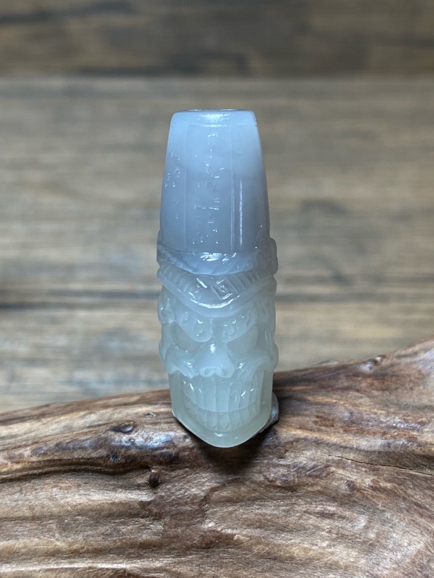 和田玉烟紫色《一见发财》吊坠 尺寸：35.8/13.6/11.4mm 重量：9.6g