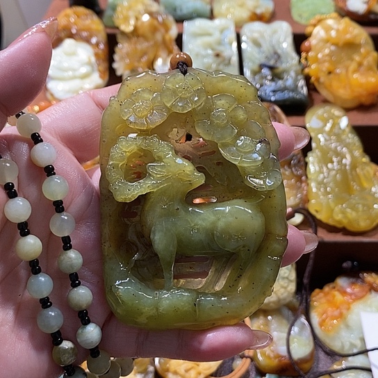 蛇纹石玉未镶嵌颈饰