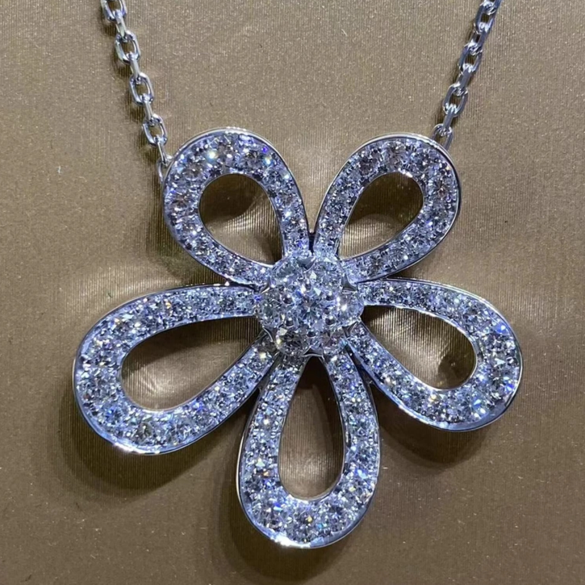 18k白金天然钻石太阳花项链