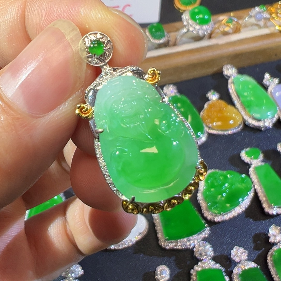 翡翠18K金镶嵌颈饰