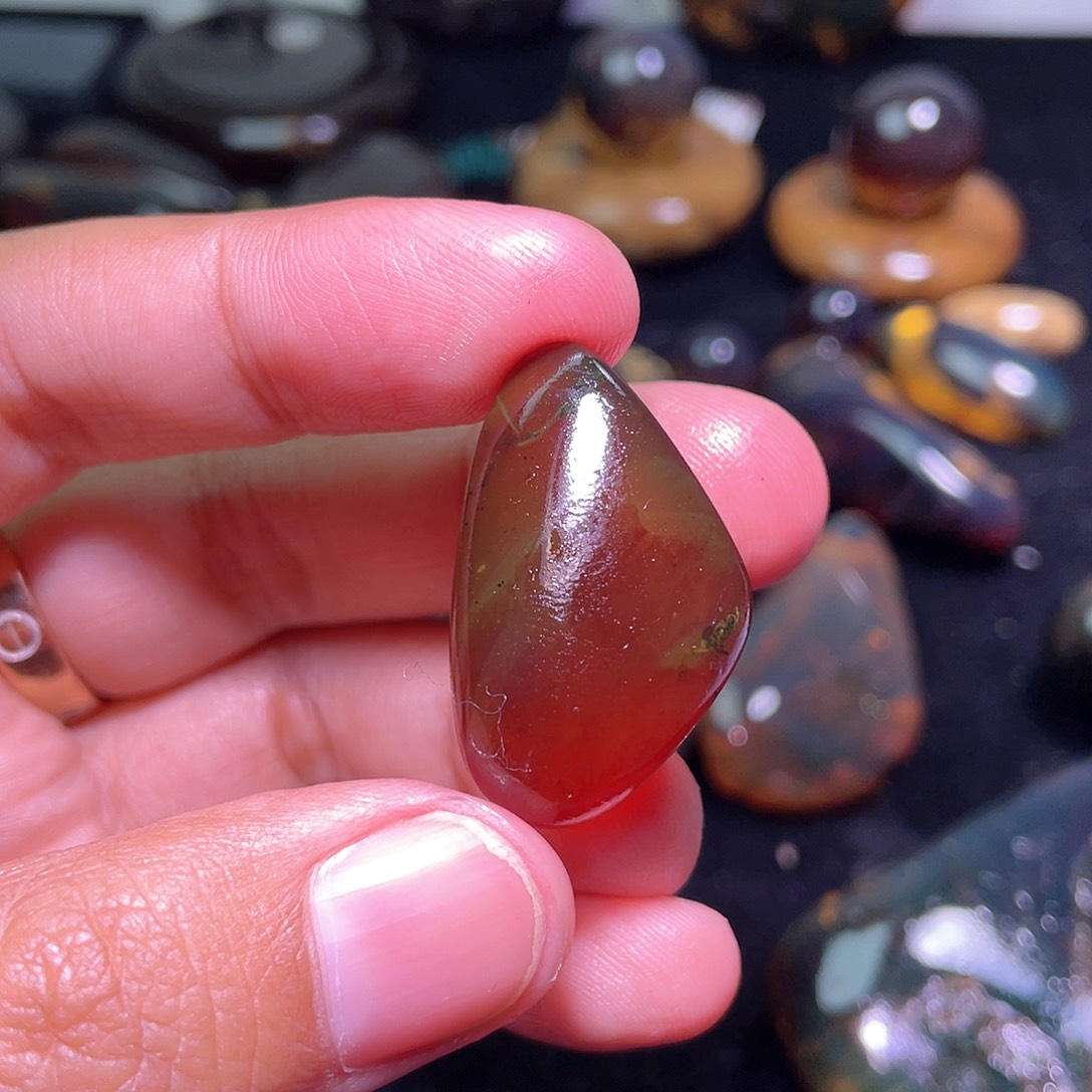 琥珀裸石未镶嵌，