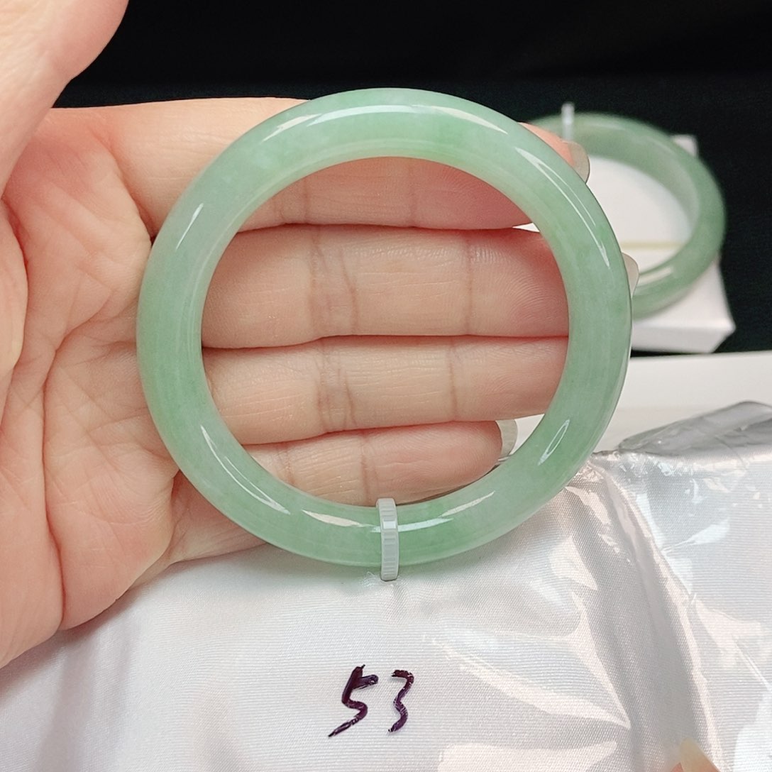 翡翠手镯未镶嵌正圆