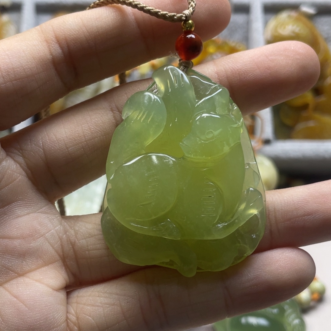 蛇纹石玉颈饰未镶嵌