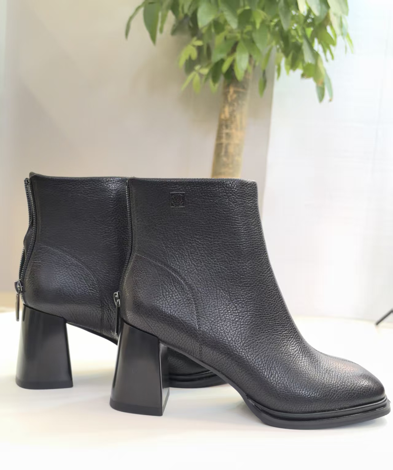 （欧蔓依）OMYB8510女靴2025新款秋冬季粗跟高跟鞋马丁靴