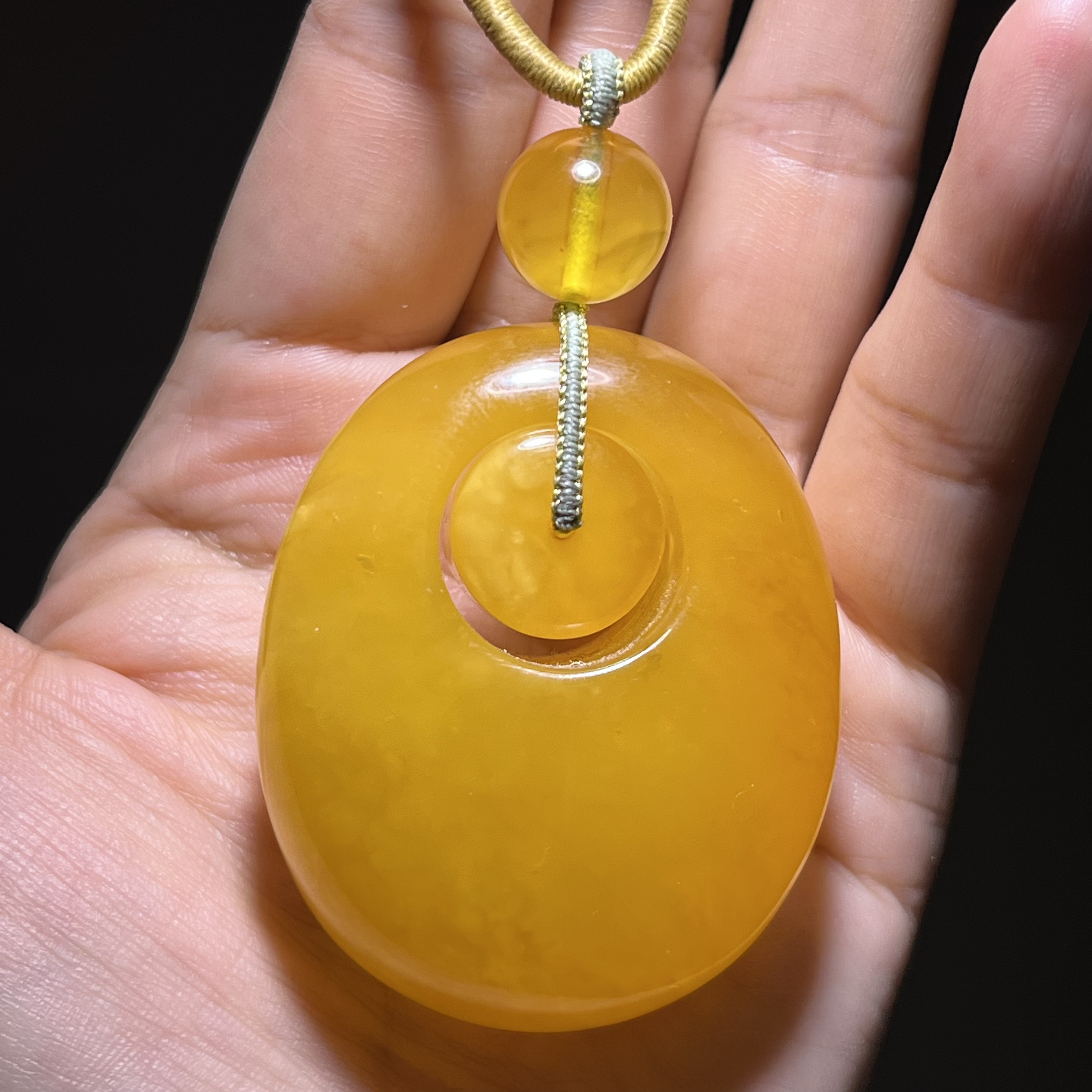 天然蜜蜡蜡质油润饱满蜡实焦皮黄白花同心扣吊坠