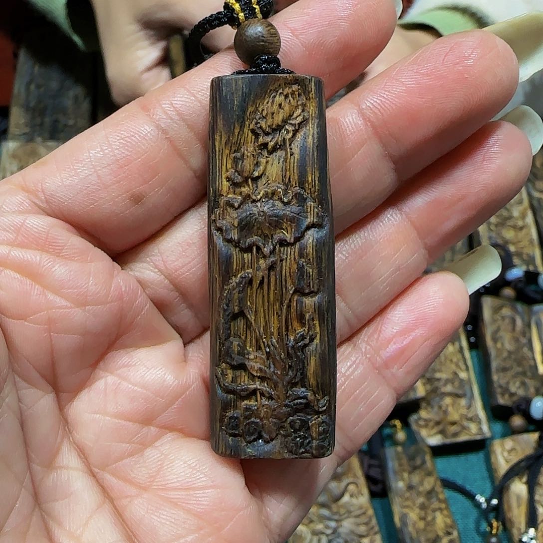 沉香吊坠阿****姐海南白奇乌身老料雕刻荷花带绳6.2克