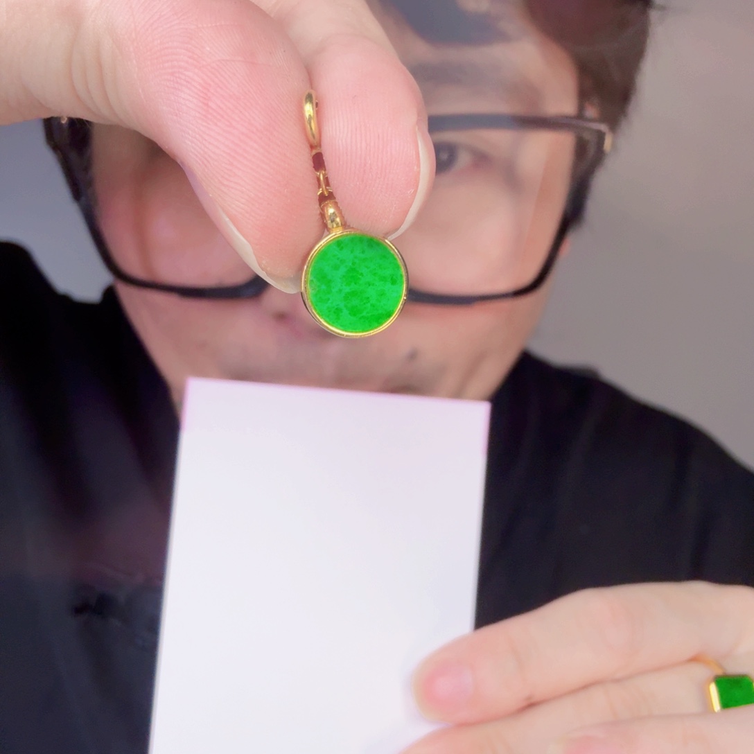 翡翠未镶嵌颈饰一件