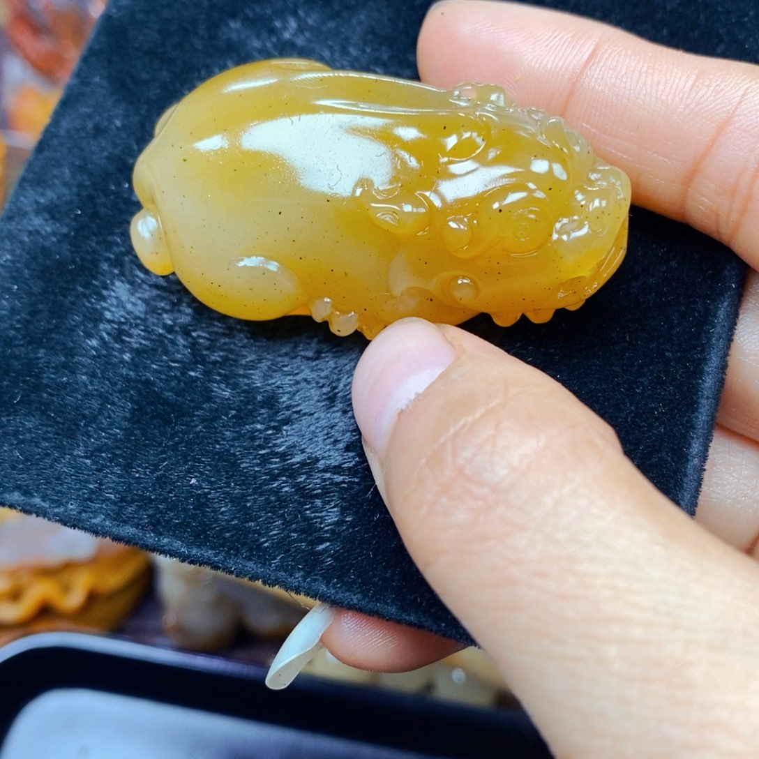 石英质玉（黄龙玉）未镶嵌颈饰