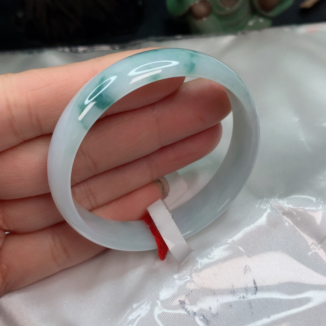 翡翠手镯未镶嵌………….