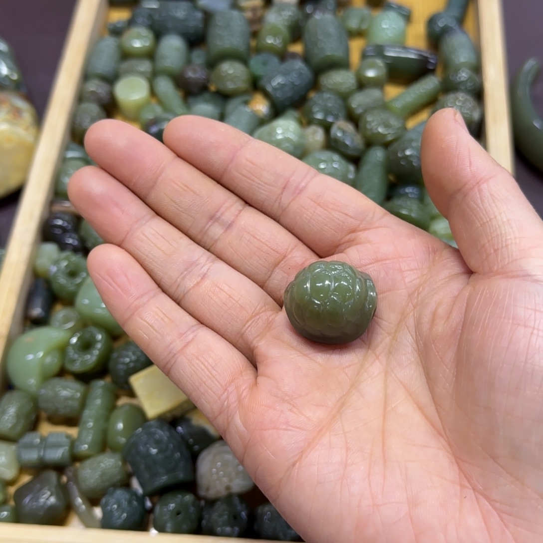 羊***岫岩河磨玉（透闪石质玉）未镶嵌挂件