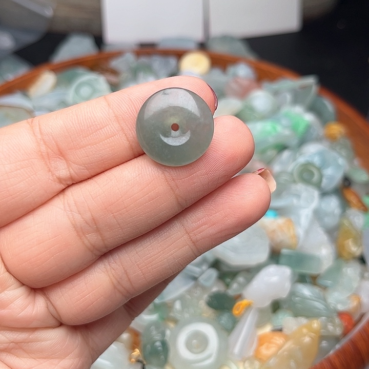 翡翠颈饰未镶嵌翡翠