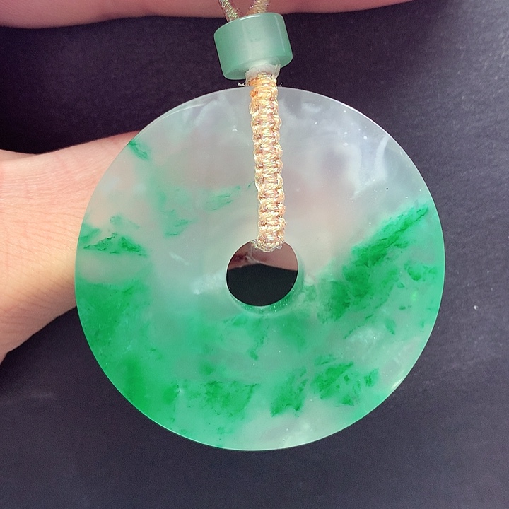 颈饰未镶嵌石英质玉