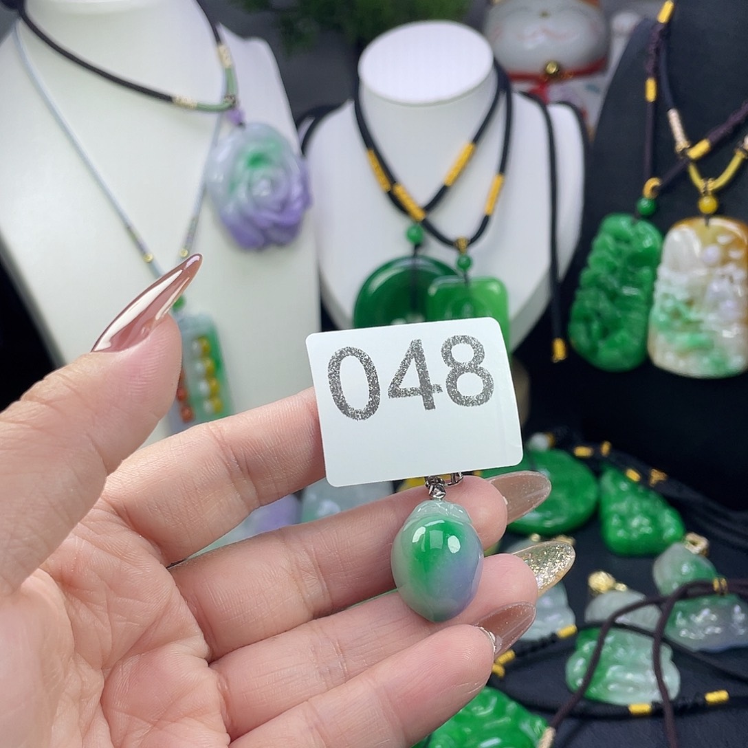 翡翠未镶嵌吊坠(赠链)