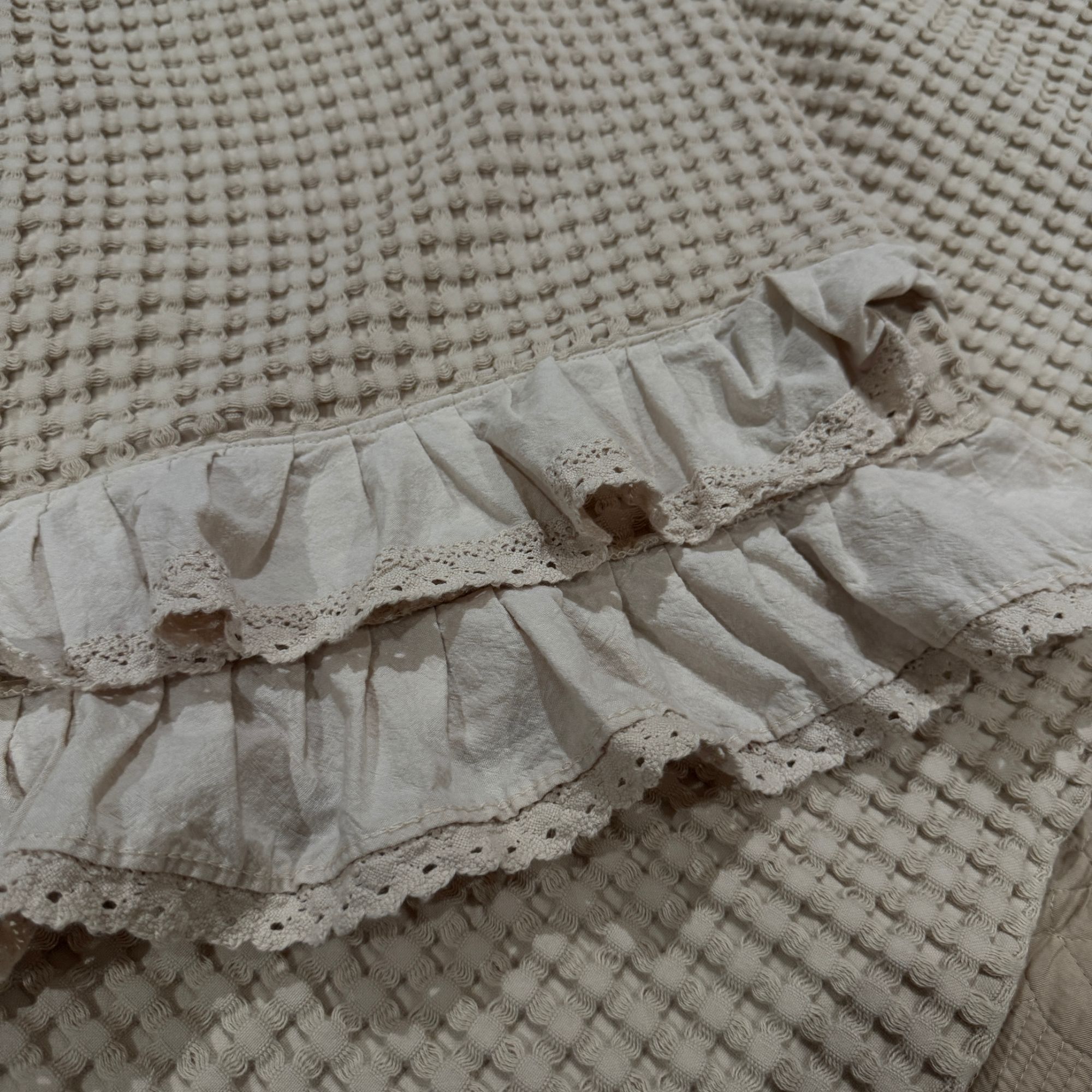 驼色木耳边纱布盖毯