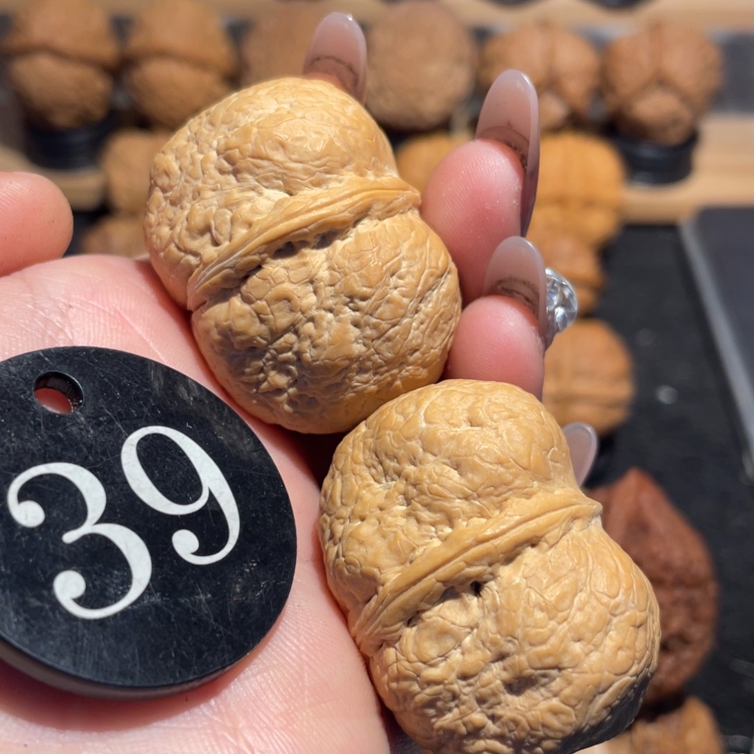 翘尖方尊元宝核桃39。 