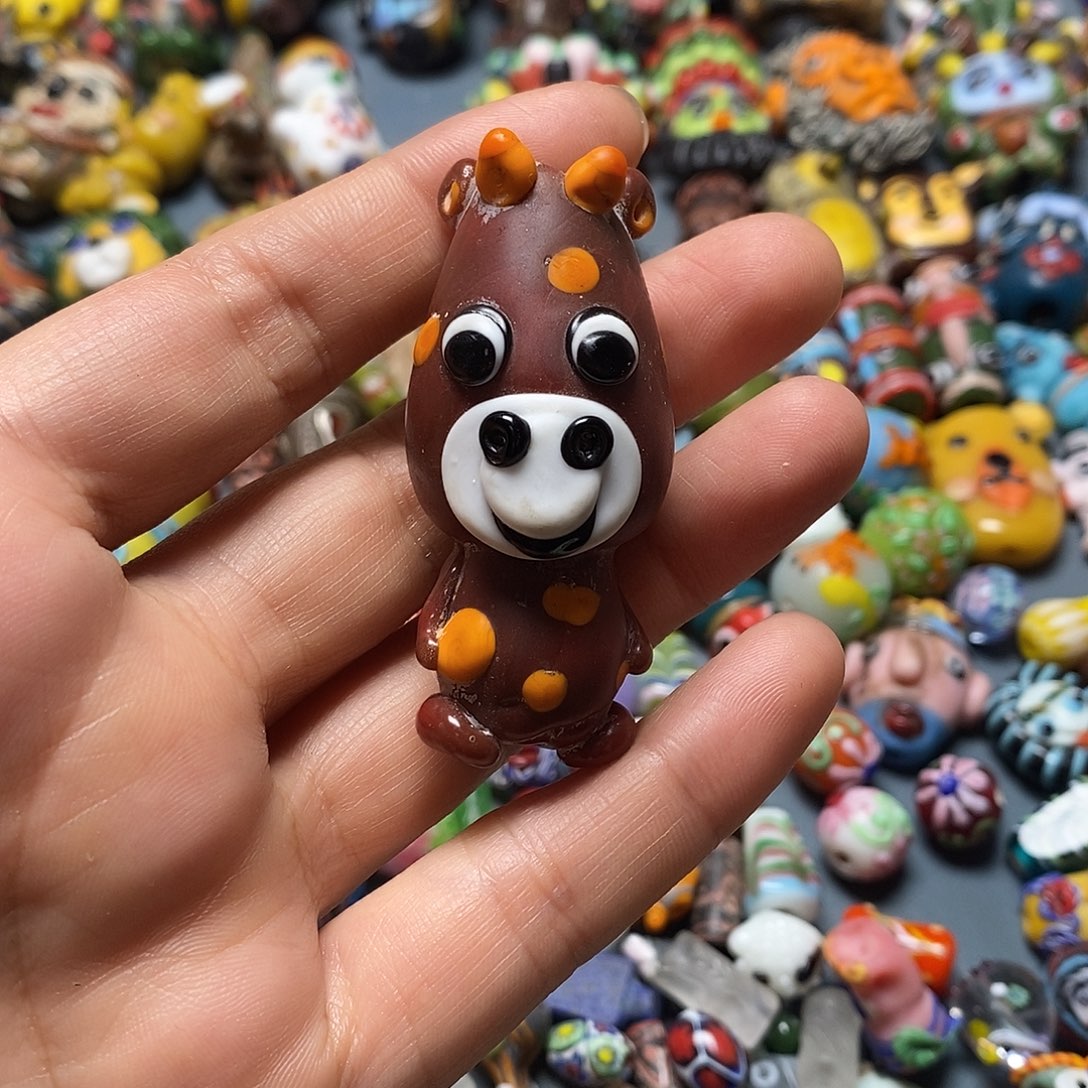 琉璃颈饰咖色小牛