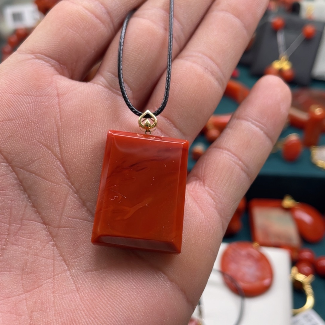 南红玛瑙18K金镶嵌川料南红满肉无事牌