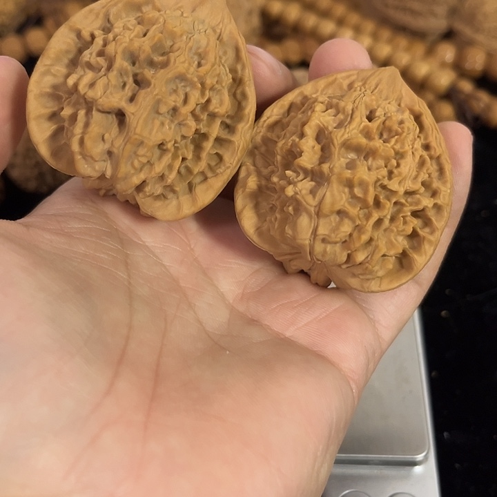 把件文玩核桃47左右微微瑕官帽，编号040