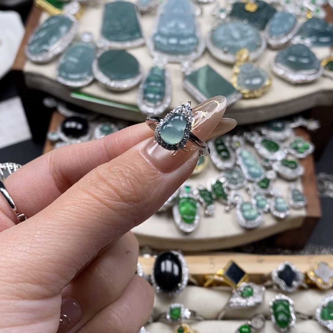 翡翠颈饰未镶嵌翡翠