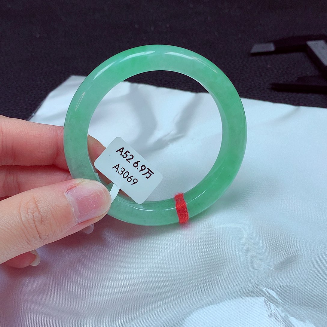 翡翠手镯未镶嵌手镯52