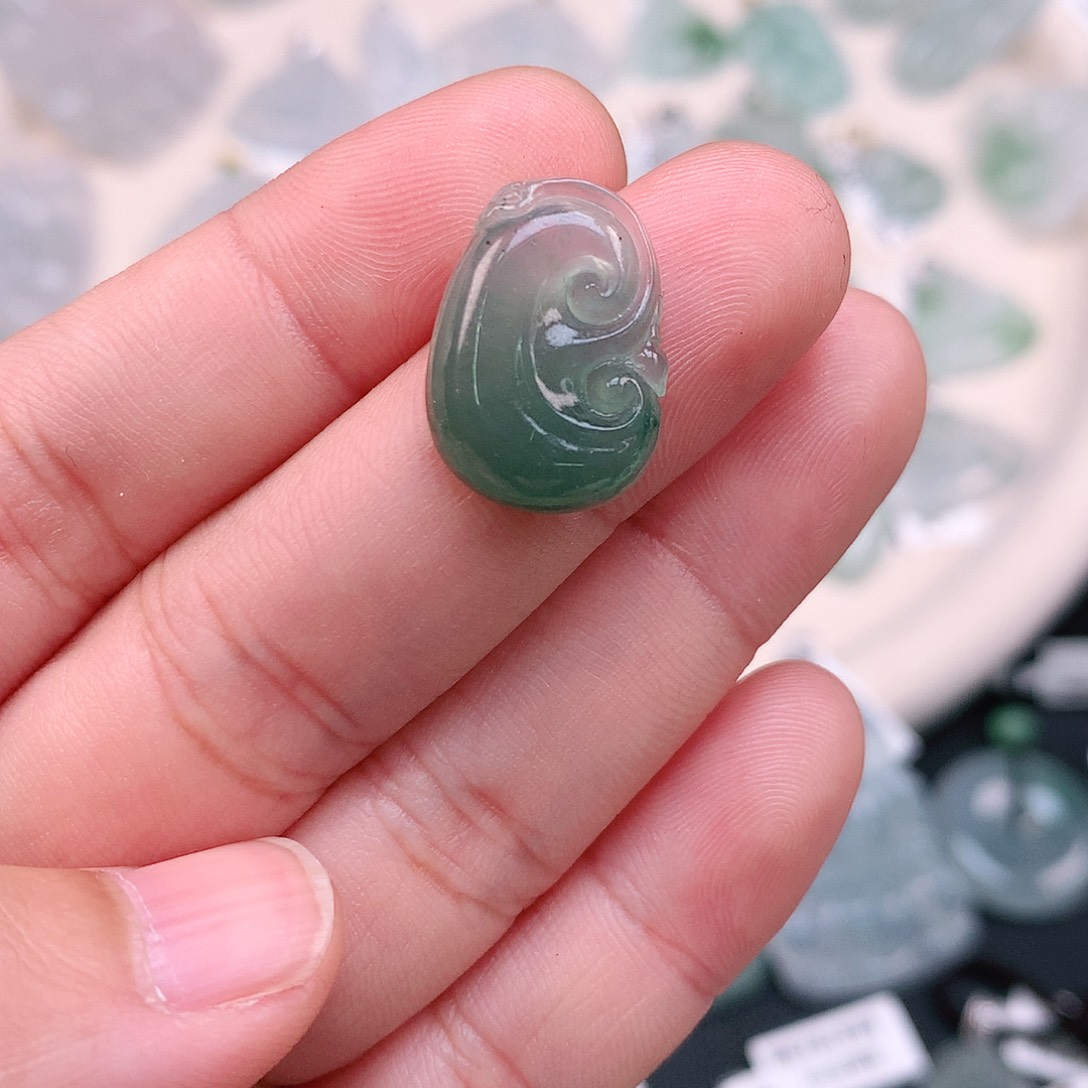 翡翠颈饰未镶嵌冰胶如意