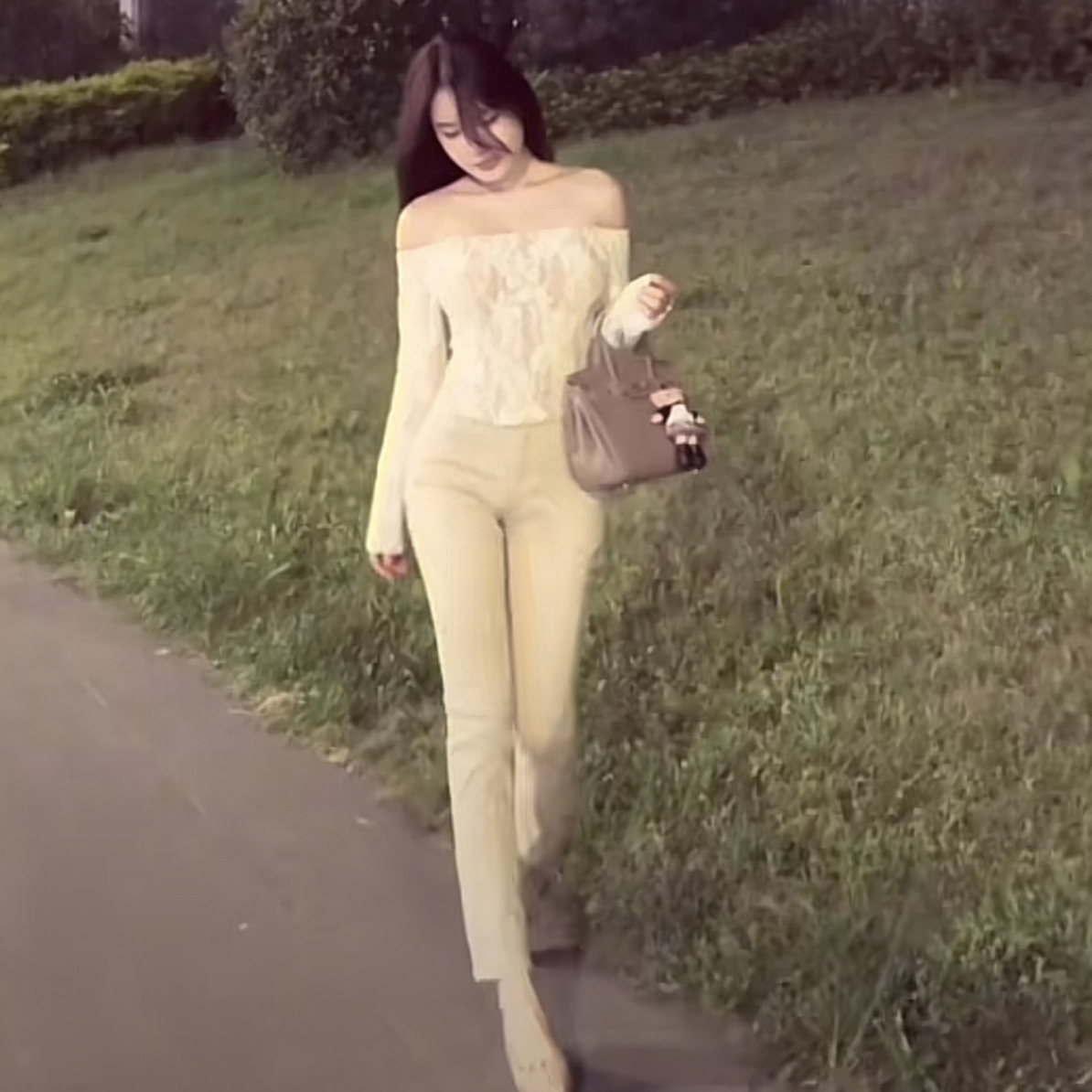 JJio【杏色裤子】显瘦高腰丰跨牛仔裤