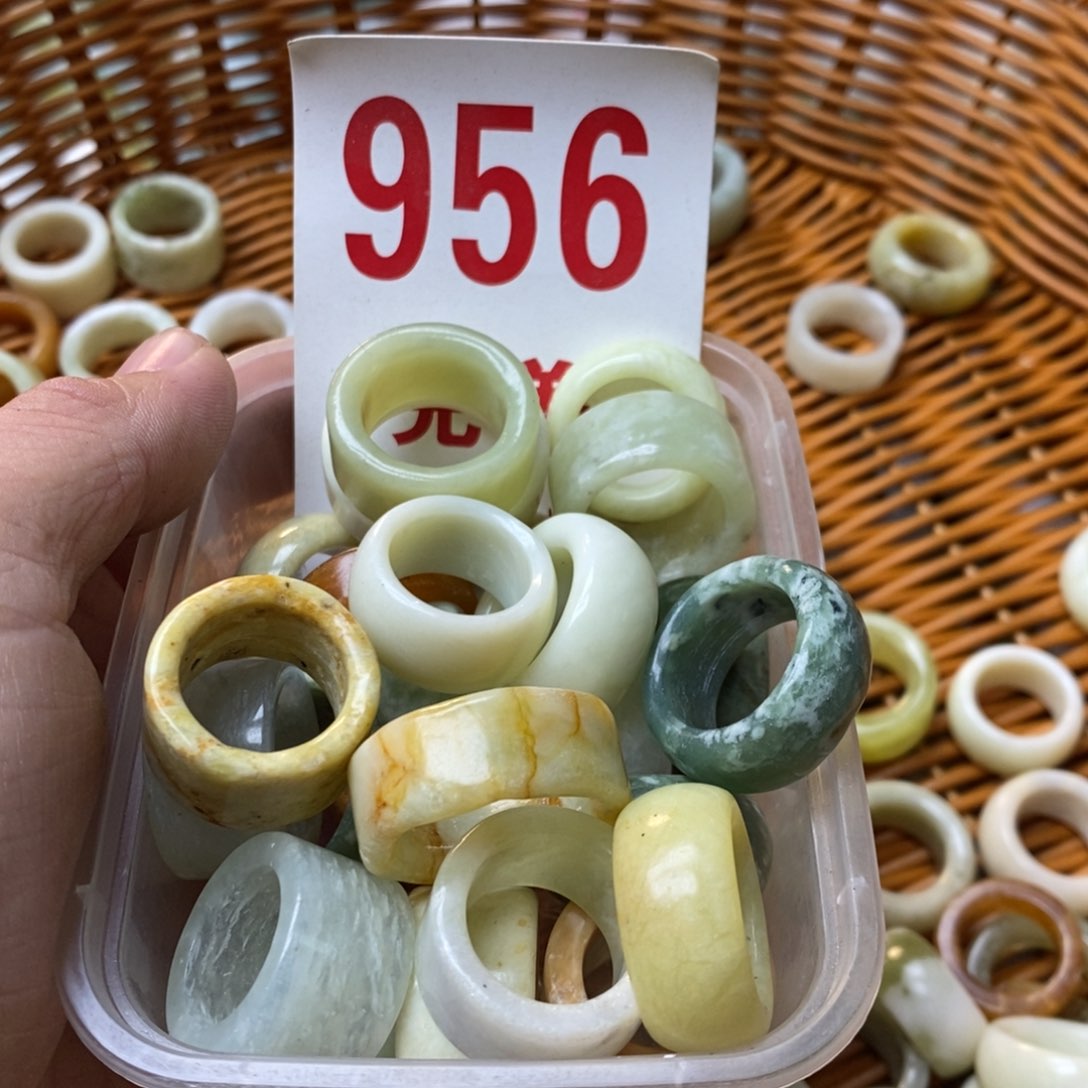 蛇纹石玉挂坠未镶嵌