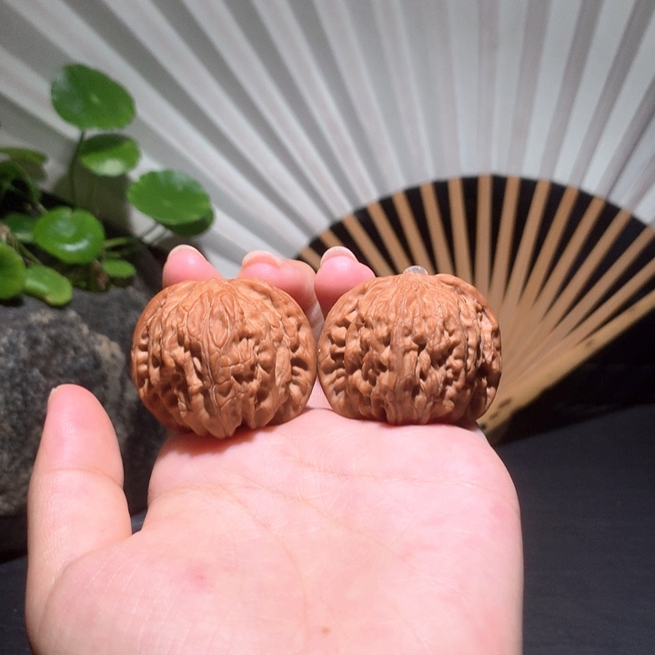 文玩核桃吊坠红皮正磨053101