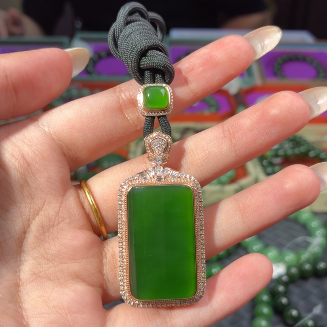 苏***牛和田玉（碧玉）18K金镶嵌颈饰