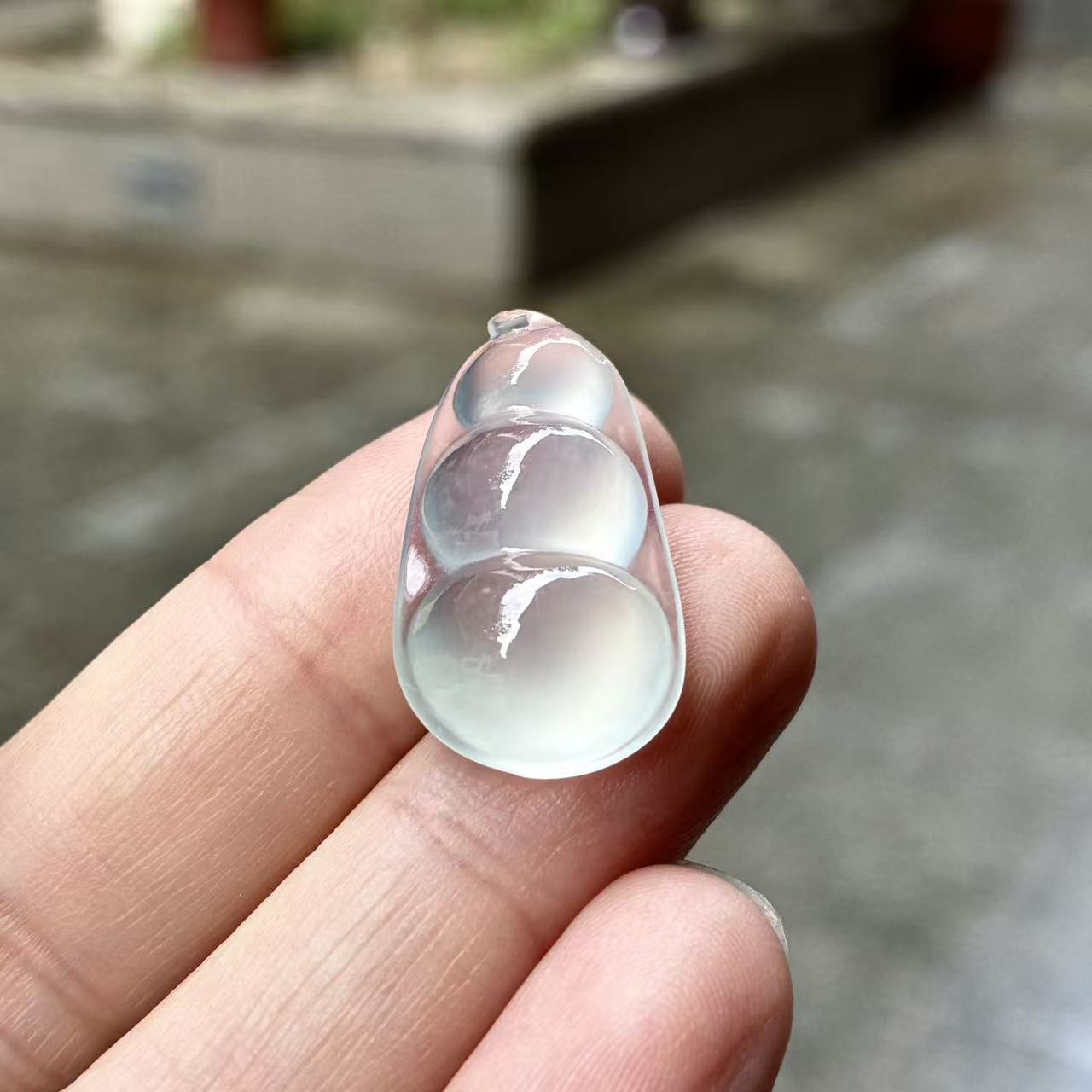 天然a货缅甸翡翠自然光尺寸24.2/13.4/6.8高冰福豆吊坠，白皙细腻