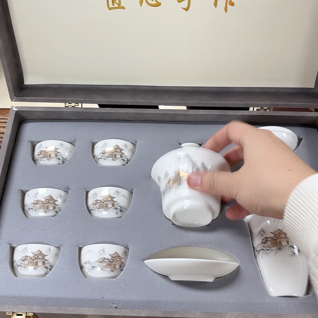 孤品茶具套装等。        