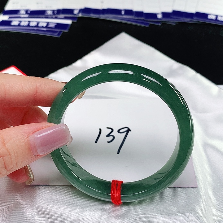 翡翠手镯未镶嵌翡翠手镯未镶嵌