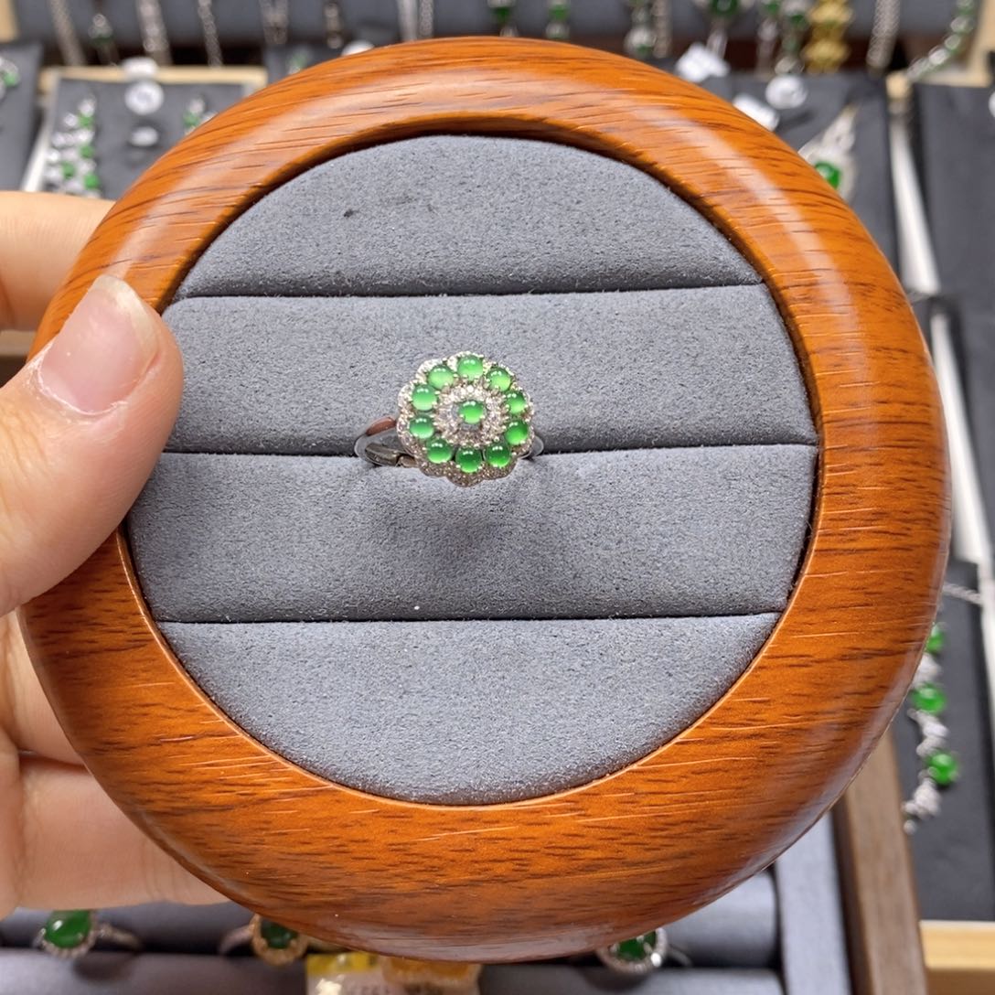 翡翠颈饰银S925镶嵌做****?翡翠戒指