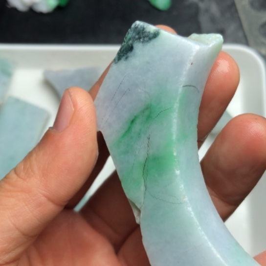 翡翠未镶嵌颈饰裸石