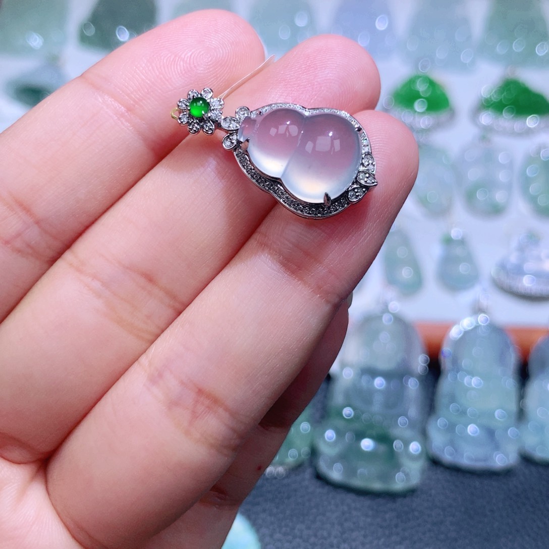 翡翠18K金镶嵌颈饰葫芦