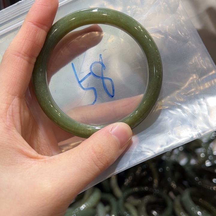 和田玉未镶嵌手镯