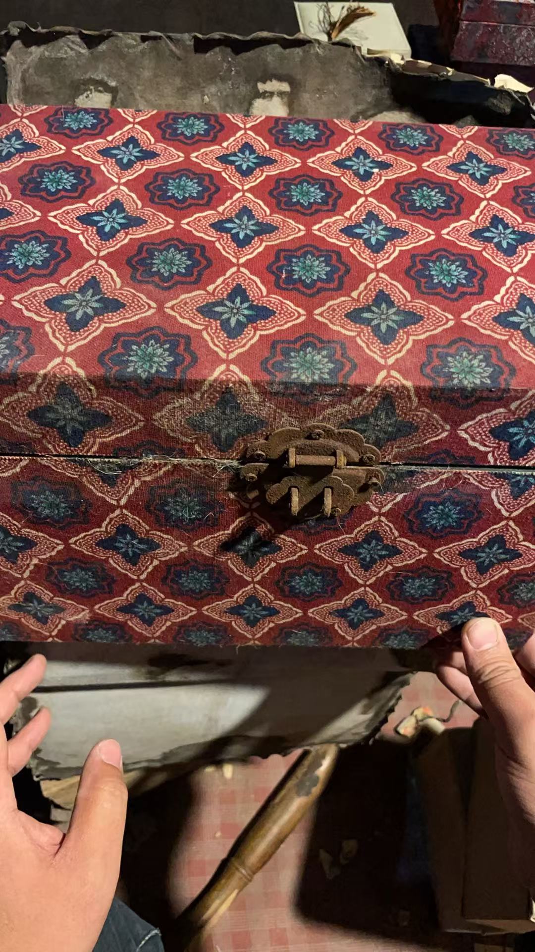 红花箱子特色摆件