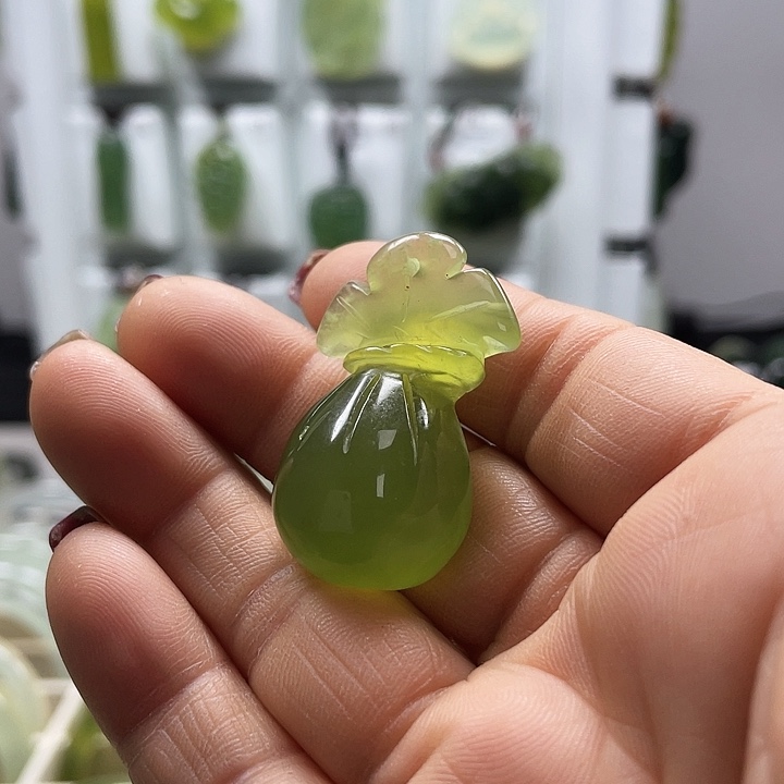 蛇纹石玉颈饰未镶嵌