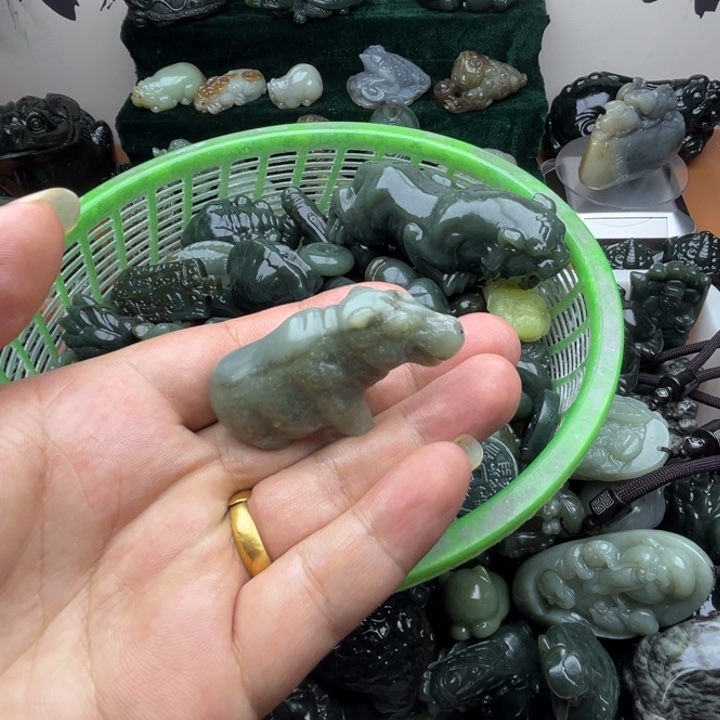 和田玉未镶嵌把件