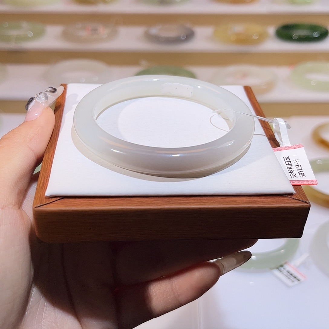 和田玉未镶嵌手镯白底一口紫