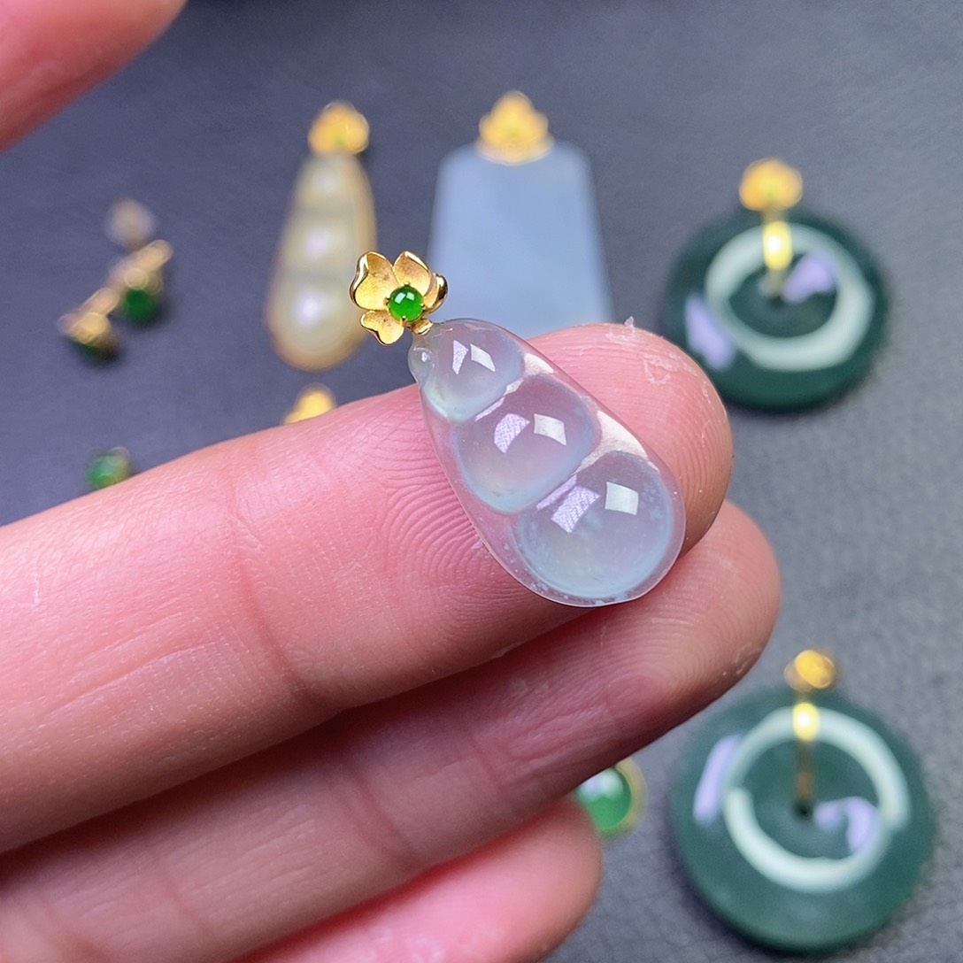 颈饰18K金镶嵌翡翠