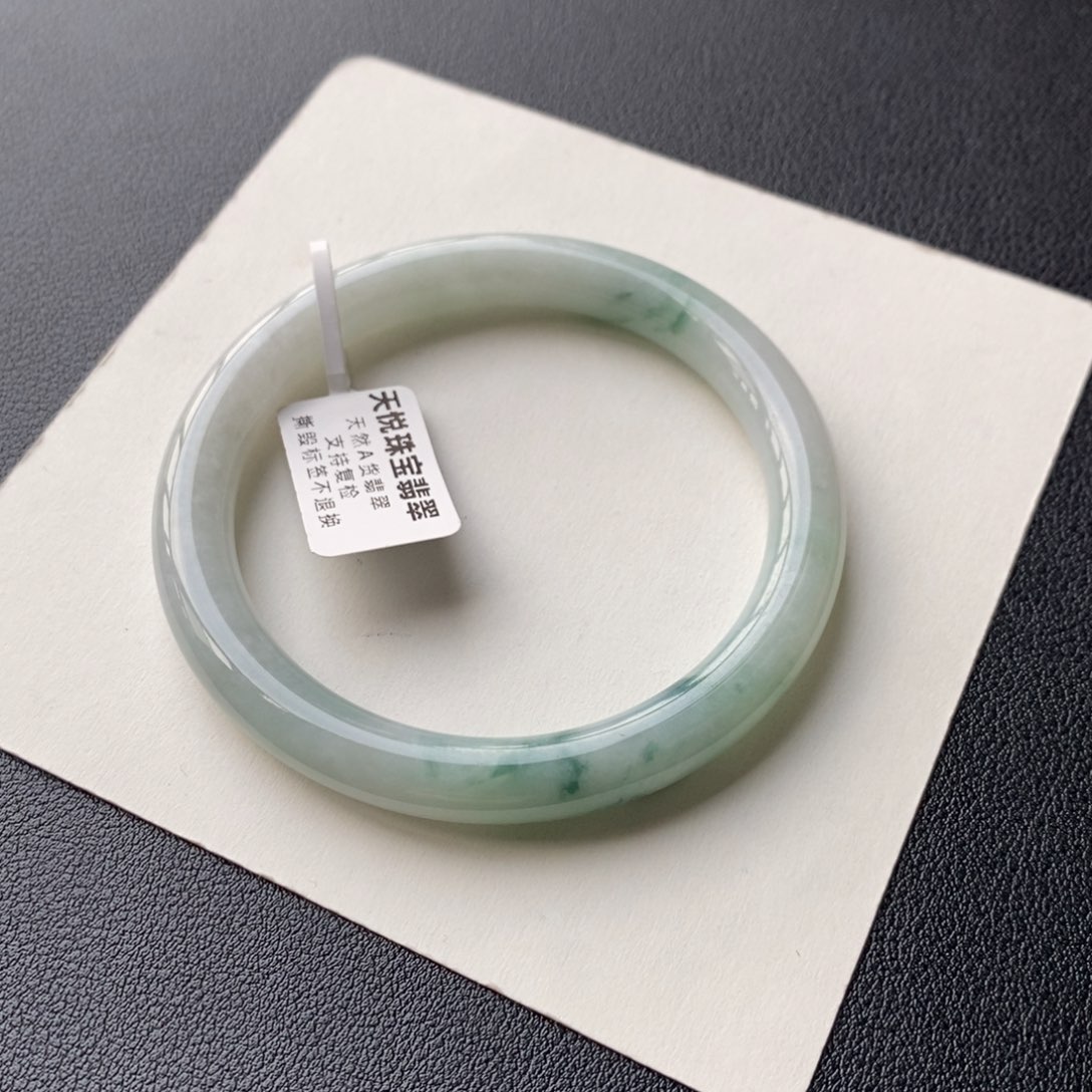 翡翠手镯未镶嵌飘花