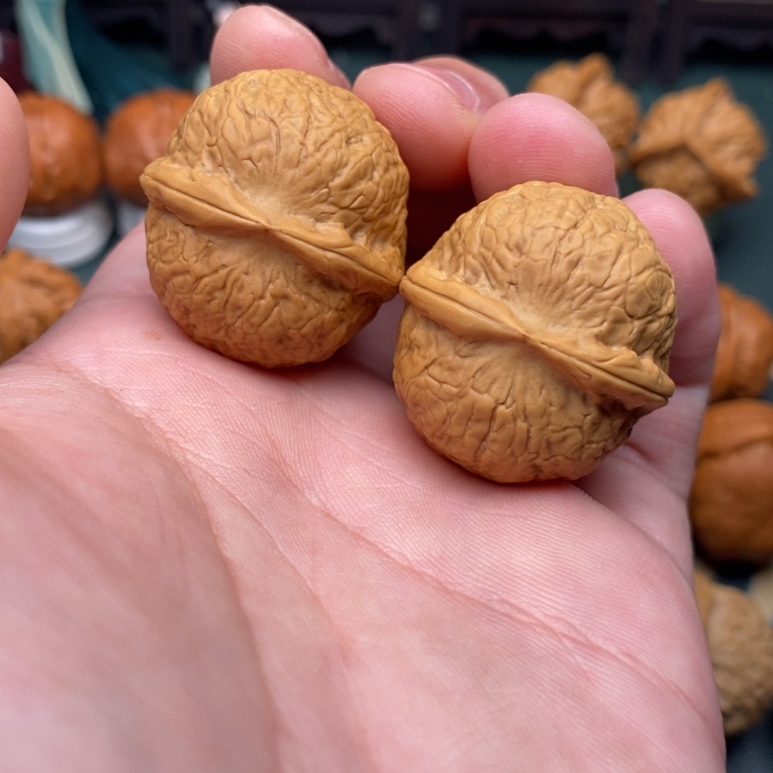 文玩核桃把件鱼籽纹