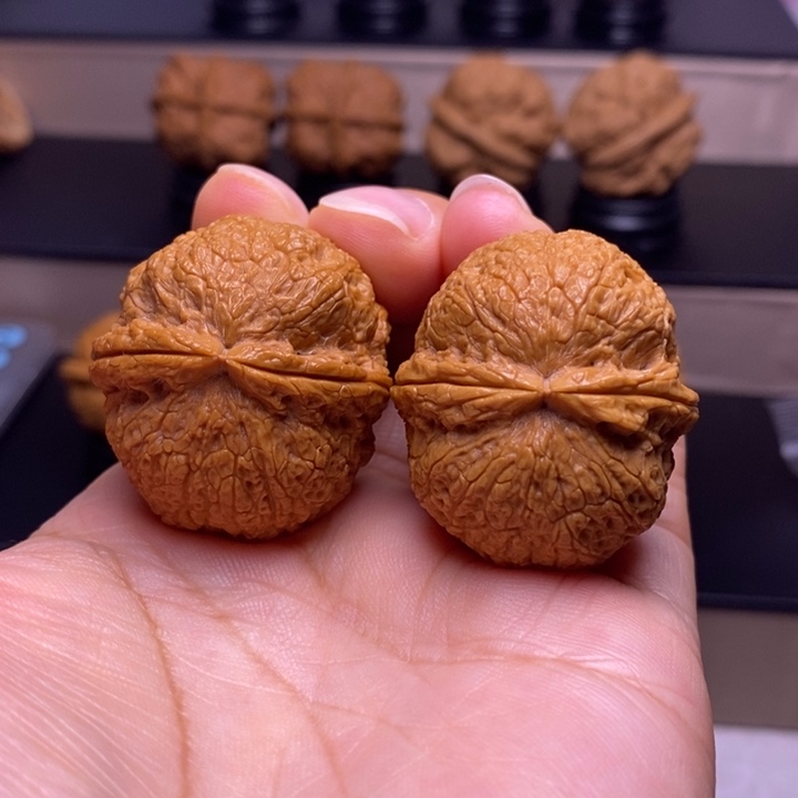 文玩核桃把件鱼子纹绣球22