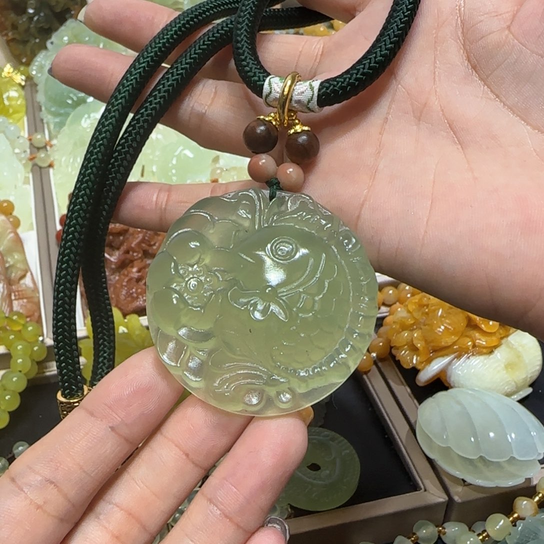 未镶嵌蛇纹石玉吊坠