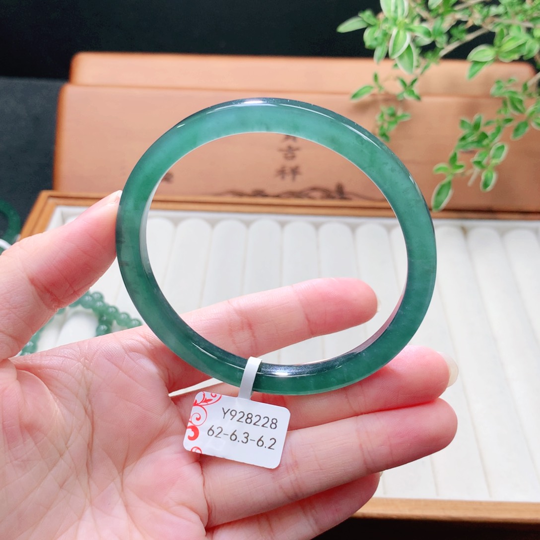 未镶嵌手镯（圆镯）翡翠