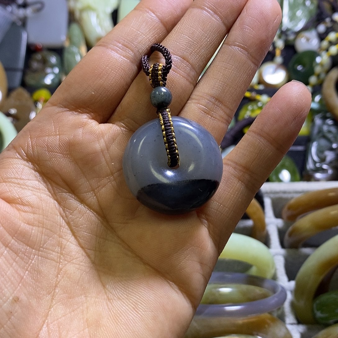 岫玉未镶嵌颈饰一个