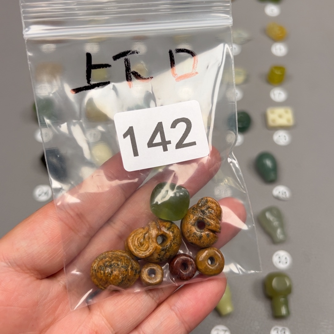 未镶嵌蛇纹石玉颈饰锦*