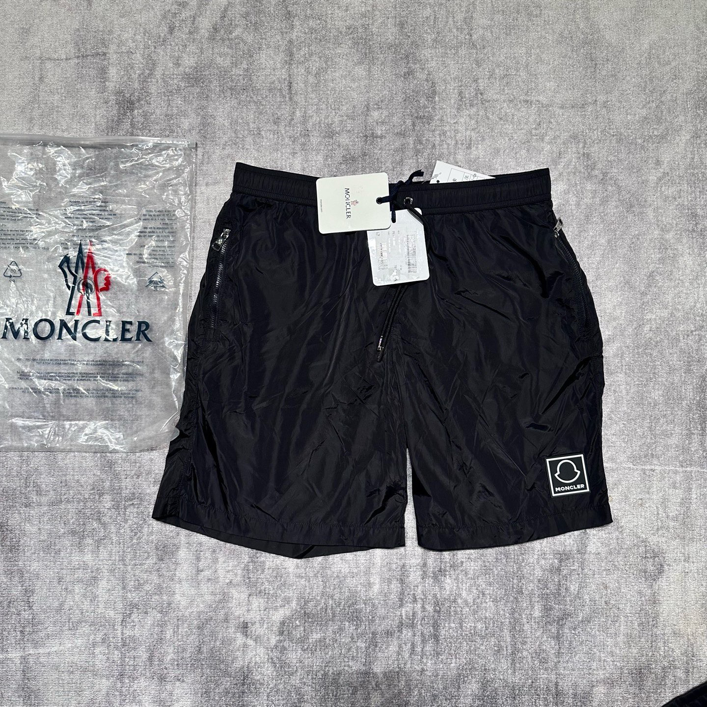 未使用 MONCLER 黑色胶拍logo短裤M码/价7700