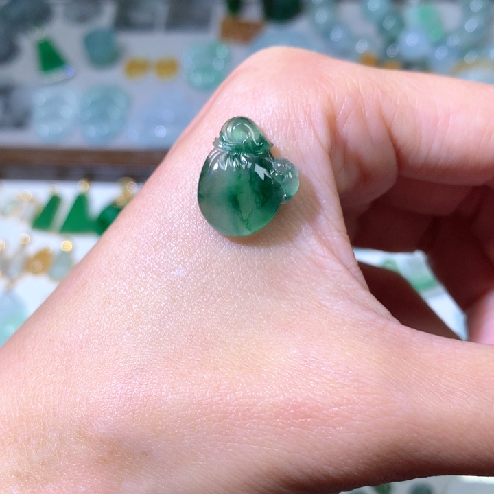 翡翠颈饰未镶嵌钱袋子